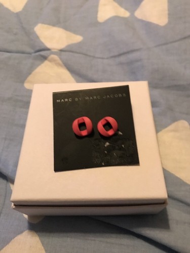 PENDIENTES MARC BY MARC JACOBS ROSA BRILLANTE M1 $38 - Imagen 2 de 4