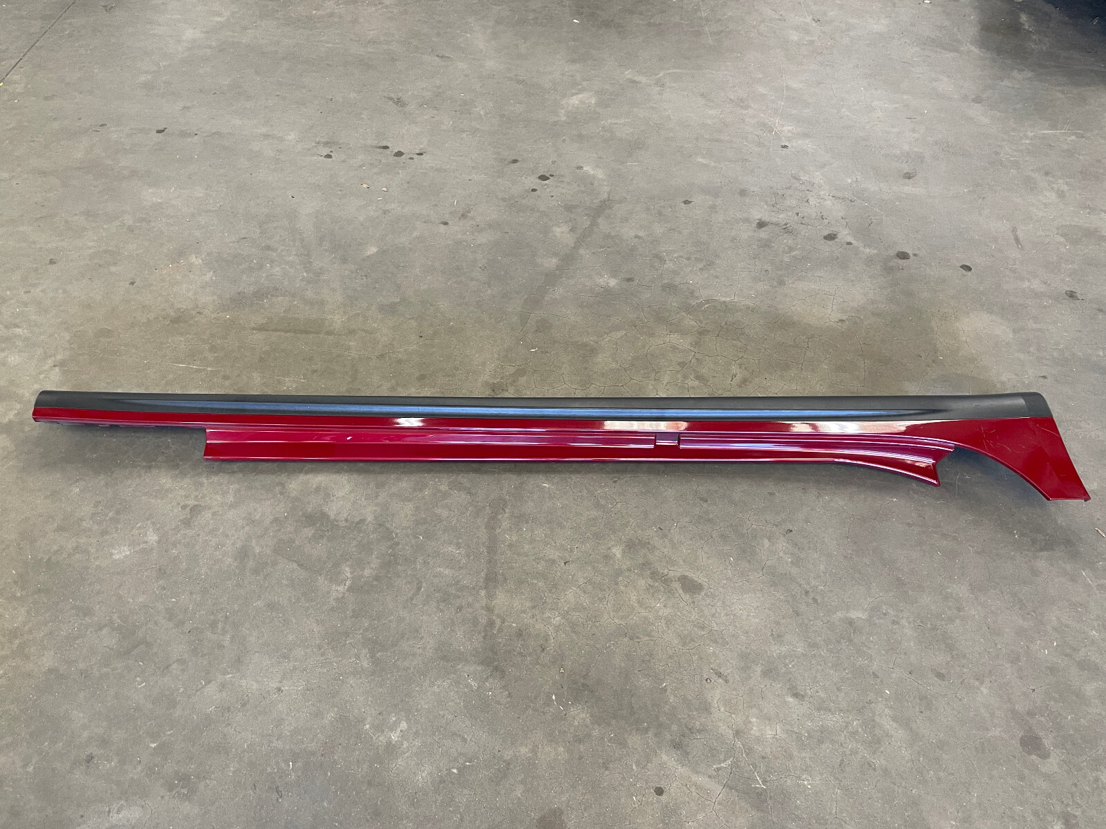 14-17 Maserati Ghibli S Right Side Skirt Rocker Panel Molding Trim Red 1504 OEM