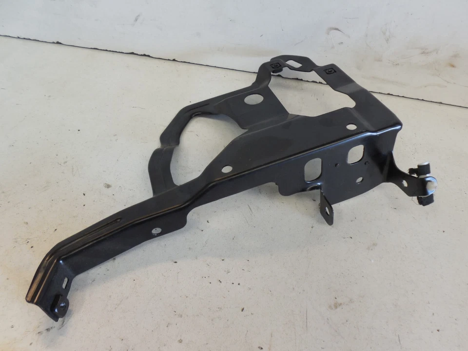 06-13 Audi A3 Quattro 8P Right Side Dashboard Panel Mount Bracket 8P1858506B - Image 4 of 4