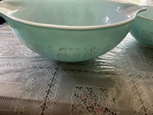 Set of 2 Pyrex Amish Butterprint Cinderella Bowls Turquoise/White 442 & 444 - Picture 8 of 9