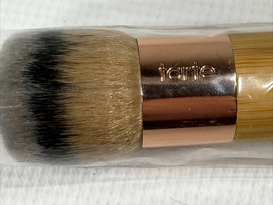New Tarte Cosmetics Buffer Airbrush Finish Bamboo Foundation Brush - Image 3 of 3