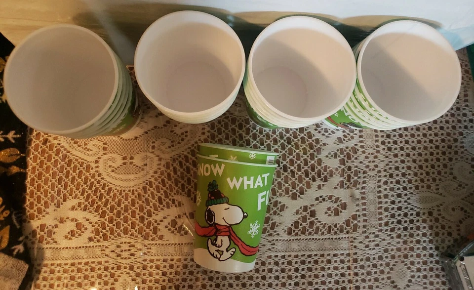 lote de 22 vasos de plástico CHARLIE BROWN "SNOW WHAT FUN" 14OZ REUTILIZA GRATIS PBA{nuevo} Foto 2 de 4