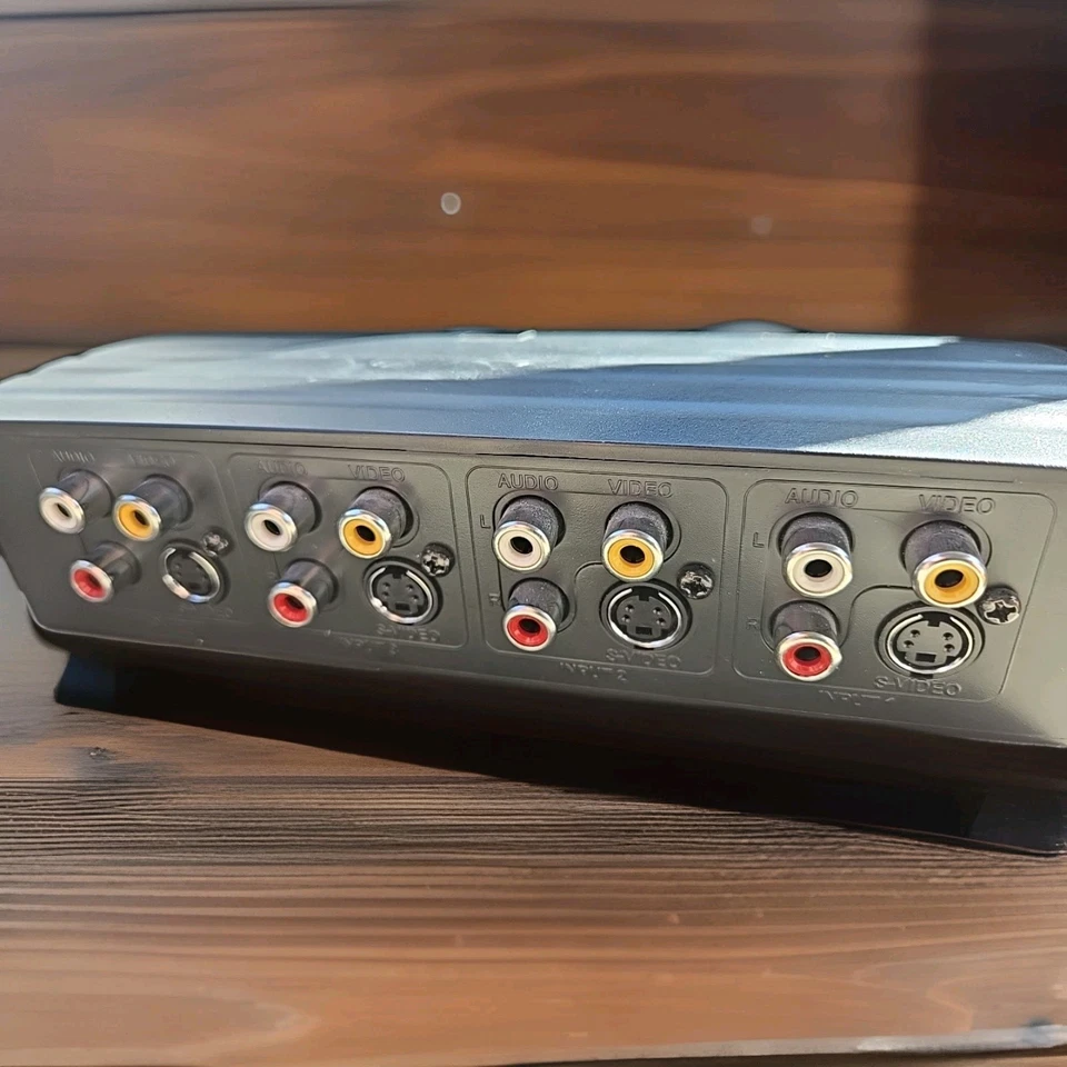 Sistema de conmutador de video/audio/juego GE (interruptor de 4 dispositivos) Modelo: 37630 con 2 cables Foto 3 de 4