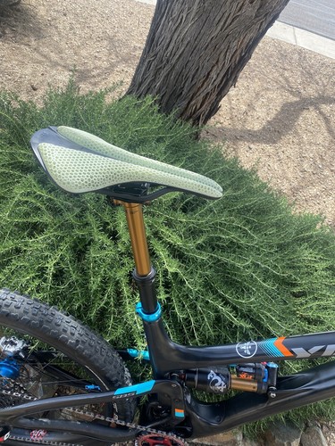 Yeti SB5 Carbon Factory Build - Picture 2 of 7