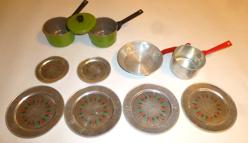 Vintage Toys Aluminum Pots Pans Bowl Red handle green pan 6 matching plates