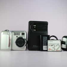 Nikon fotocamera digitale Coolpix 775 2,1 megapixel argento testata set completo funzionante