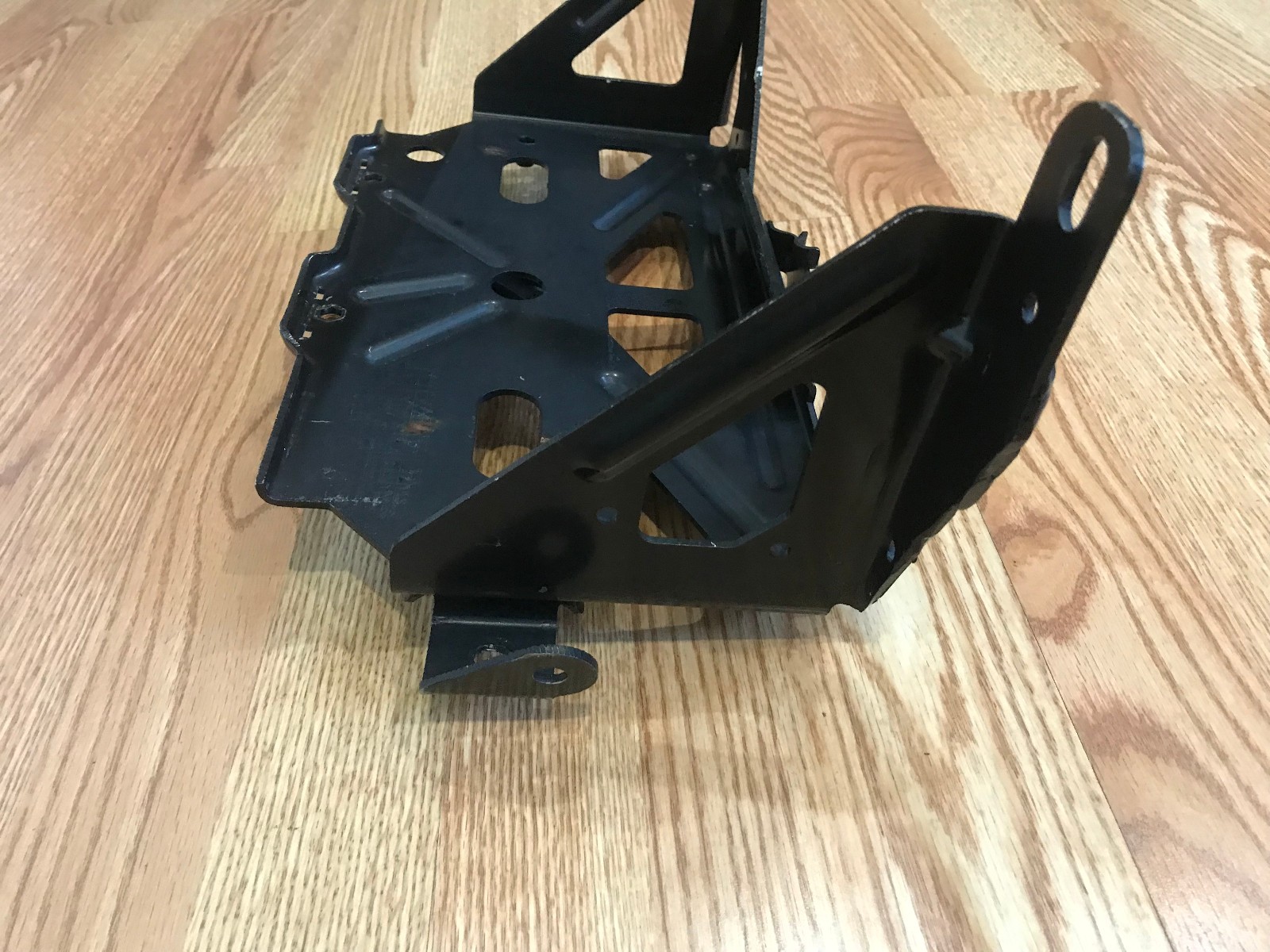 ✝️08-14 FERRARI CALIFORNIA BATTERY TRAY BRACKET SUPPORT MOUNT 250104 OEM