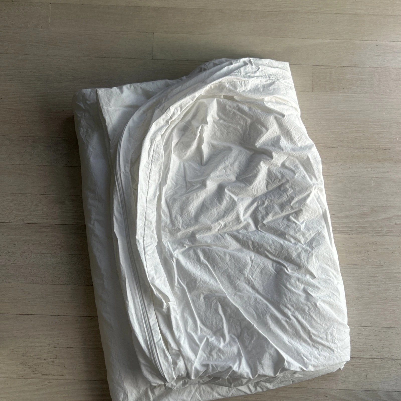 Queen Size Fully Enclosed Mattress Protector, Zipper-close.