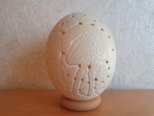 Kunstvoll geschnitztes Straußenei mit filigranen Muster Tiermotiv Vogel Strauß