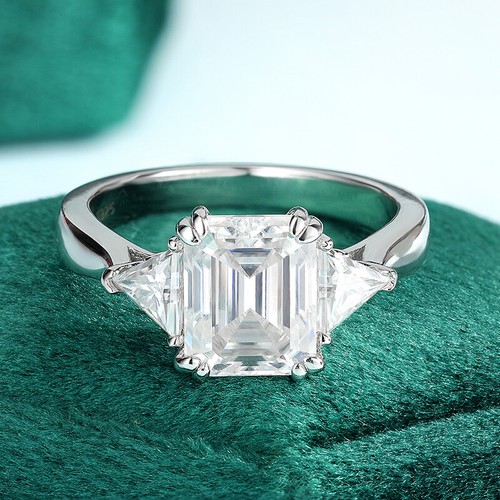 Anillo de compromiso de 3 piedras de moissanita talla esmeralda de 4 quilates enchapado en oro blanco de 18 quilates - Imagen 2 de 12