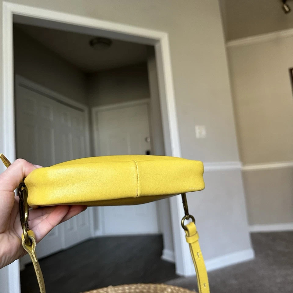 Mini Bolso Bandolera Madewell The Leather Mosquetón, Mini Cartera Amarilla Mostaza Foto 4 de 4