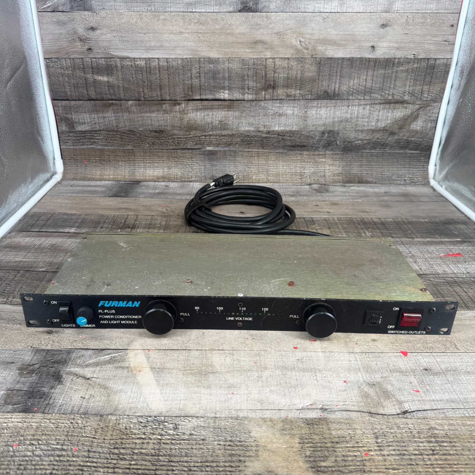 Furman PL-Plus Power Conditioner And Light Module Turns On