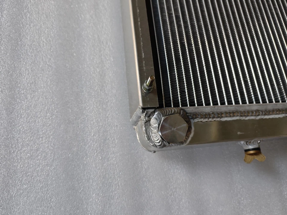 Radiador de relleno lateral con temperatura para Alfa Romeo Spider y Junior Zagato 1969-1982 agujero Foto 2 de 4