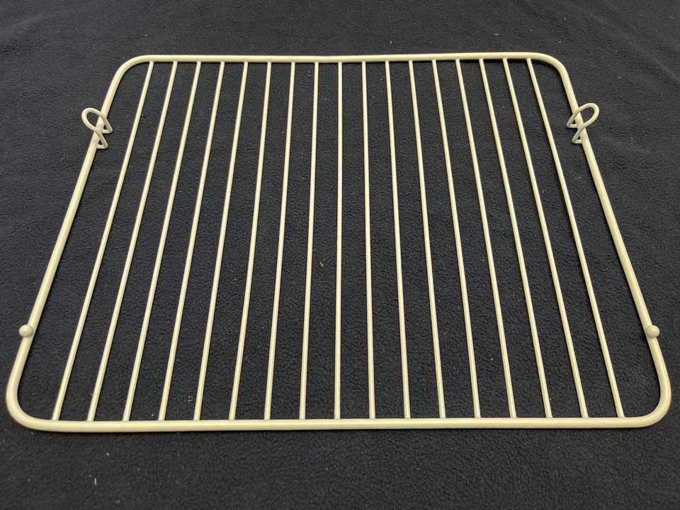 RCA 7.5CU Ft Refrigerator Model RFR741 Part Freezer Wire Shelf - Image 2 of 2