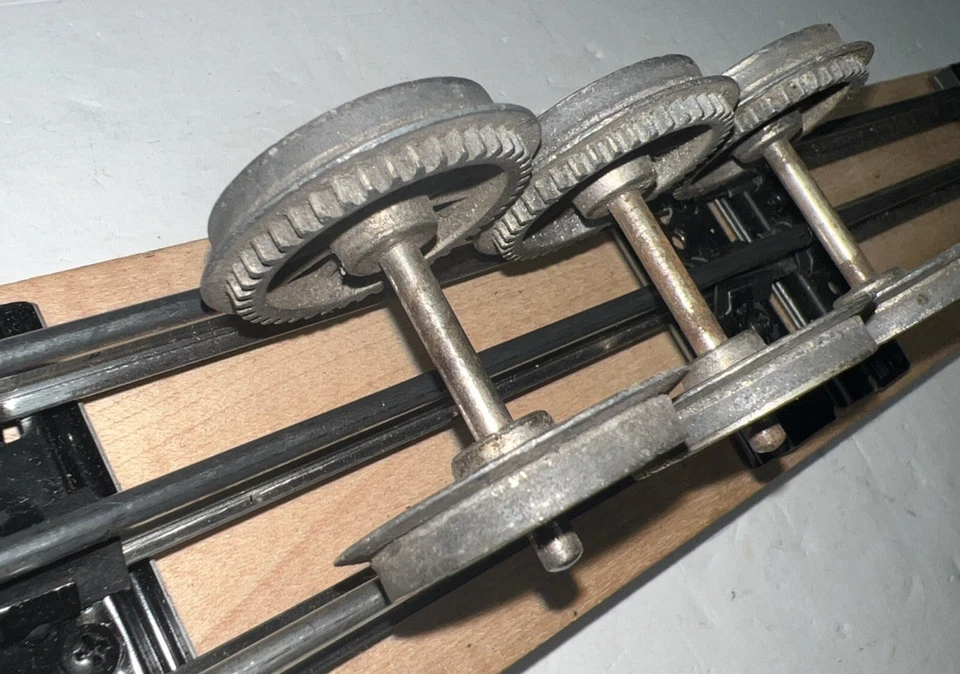 VINTAGE TRAIN PARTS - 3 PAIR GEAR WHEEL SET FOR "O" GAUGE LOCOMOTIVES - Image 2 of 4