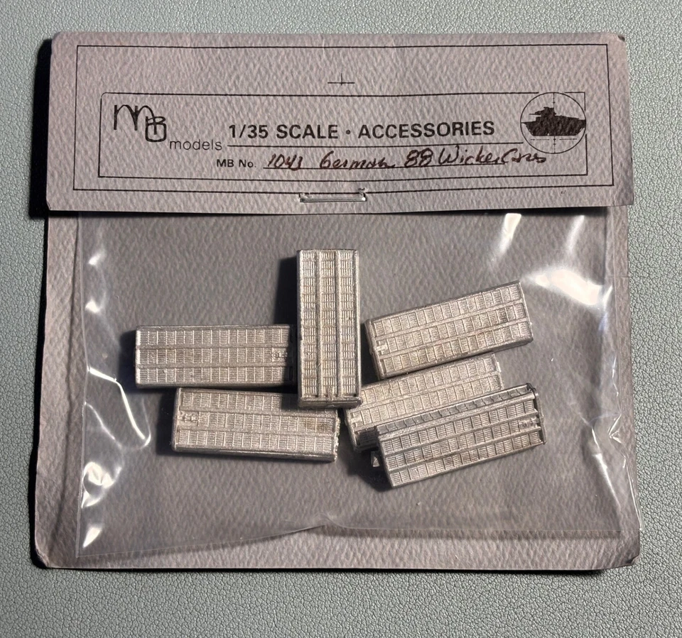 MB MODELS 1043 - GERMAN 88 VICKERS AMMO CASES (6 pcs) - 1/35 WHITE METAL - Immagine 2 di 2