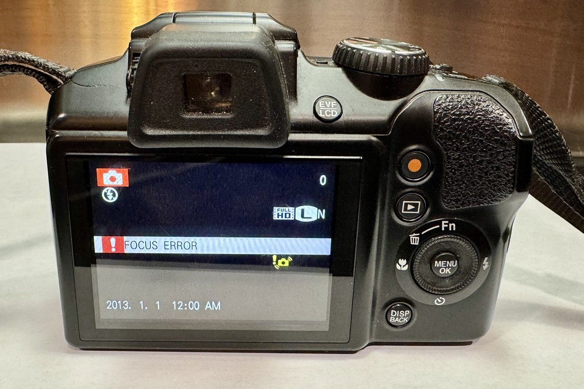 Fujifilm Finepix S8200 16MP 40X Bridge Digital Camera