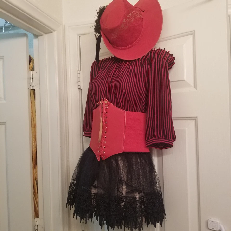 红色海盗服装,黑色红色条纹上衣,蕾丝帽,红色紧身胸衣腰带,裙子,尺寸 S — 第 3/4 张图片