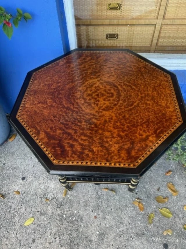 Antigua mesa ocasional inglesa de ébano y nogal Foto 3 de 4