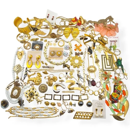 Large Lot Of Vintage Gold-tone Jewelry 120 Pc Brooch Pin Necklace Earrings Brace