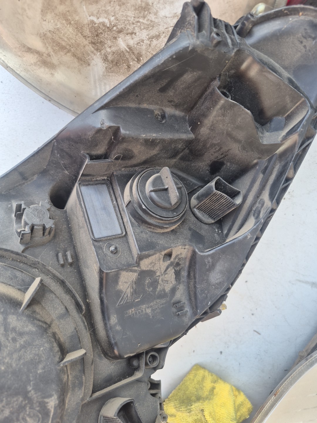 2013-2017 Maserati GranTurismo Right Headlight Head Lamp DAMAGED TABS For Parts 