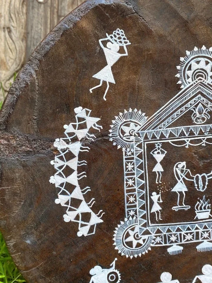 Arte Warli tribal hecho a mano ceremonia de boda en antiguo plato de madera colgante de pared Foto 4 de 4