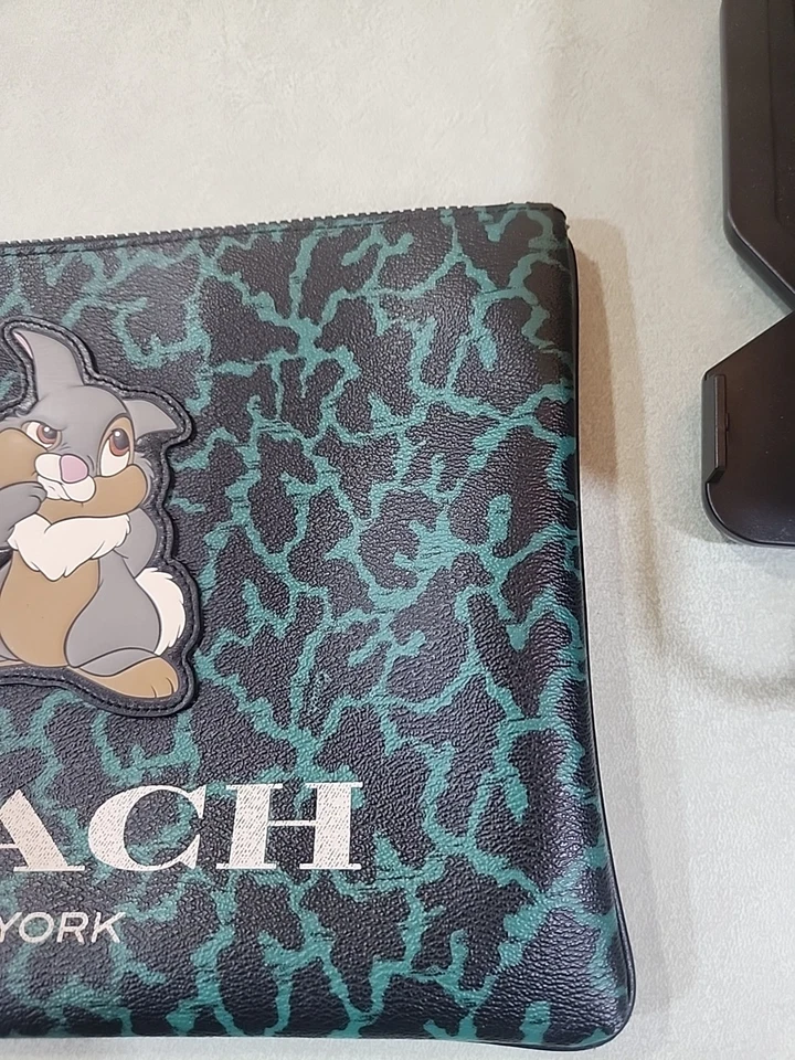 Bolso Coach Disney Thumper Estampado Animal Grande Manga con Cremallera iPad Nuevo sin Etiquetas Foto 2 de 4