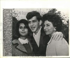 1963 Press Photo Frank Sinatra Jr. reunited with his family after his release
