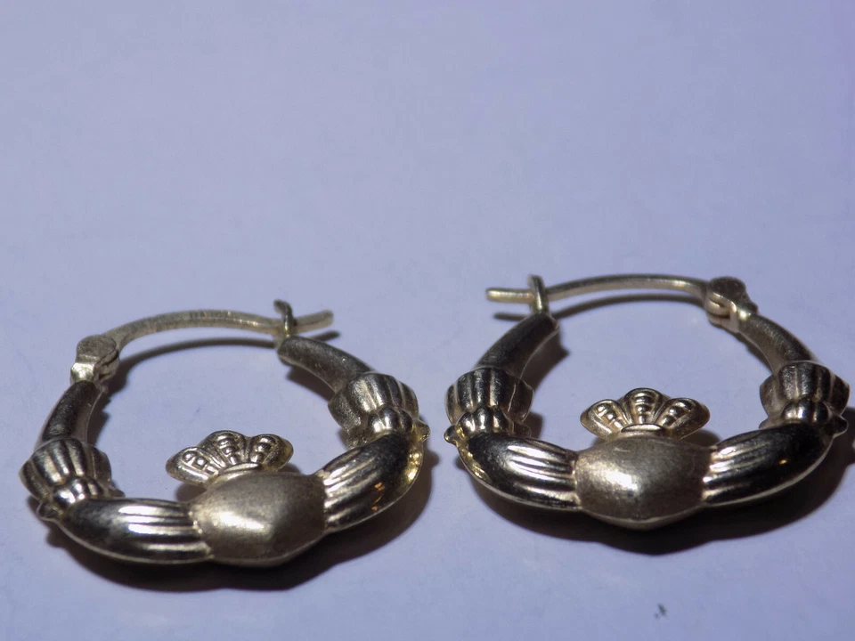 Pendientes de aro con corona de corazón Claddagh acanalados de oro amarillo de 14K (170) Foto 3 de 3