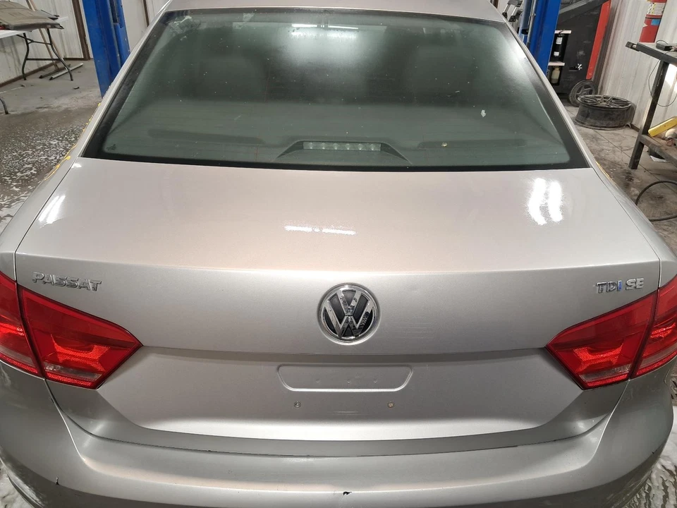 Tapa de cubierta usada se adapta a: Volkswagen Passat SDN 2013 sin cámara de visión trasera grado A Foto 2 de 4