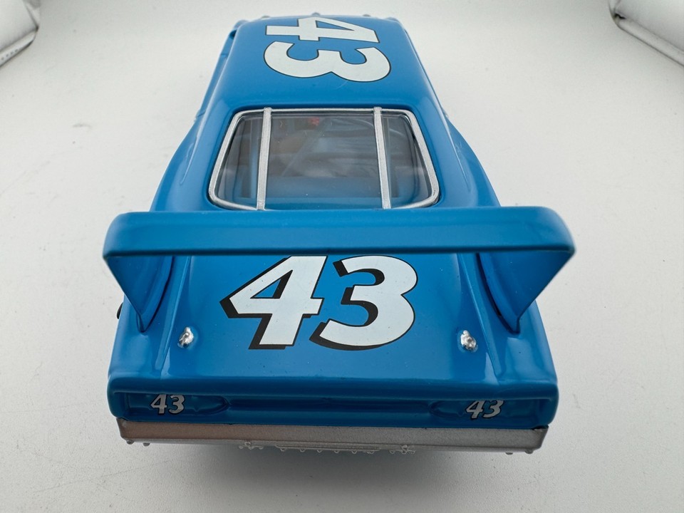 Miniature NASCAR 1:24 - Plymouth Superbird 1970 De Richard Petty #43 - Racing Champions - Autographiée