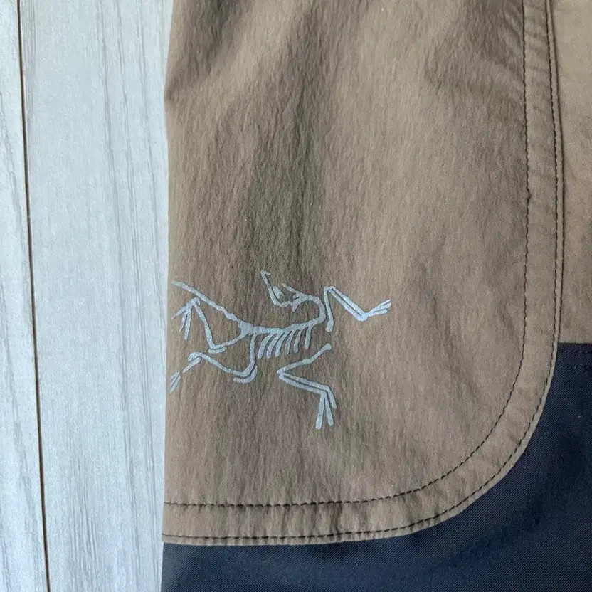 Arc'teryx Two-tone Windbreaker Pants, Outdoor Suitable, Pre-Owned thumbnail 6