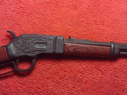 Vtg 1966 MARX FAMOUS FIREARM PRECISION MINIATURE lever action RIFLE Winchester - Picture 2 of 10