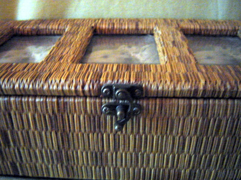 Wicker Storage Box with Three Inserts for Photos- 13.5" x 7 "x 4" Foto 2 de 4