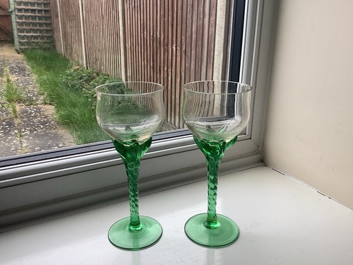 Vintage Pair Of Art Glass Emerald Green Twisted Stemmed Cordial/Liqueur Glasses - Picture 1 of 3