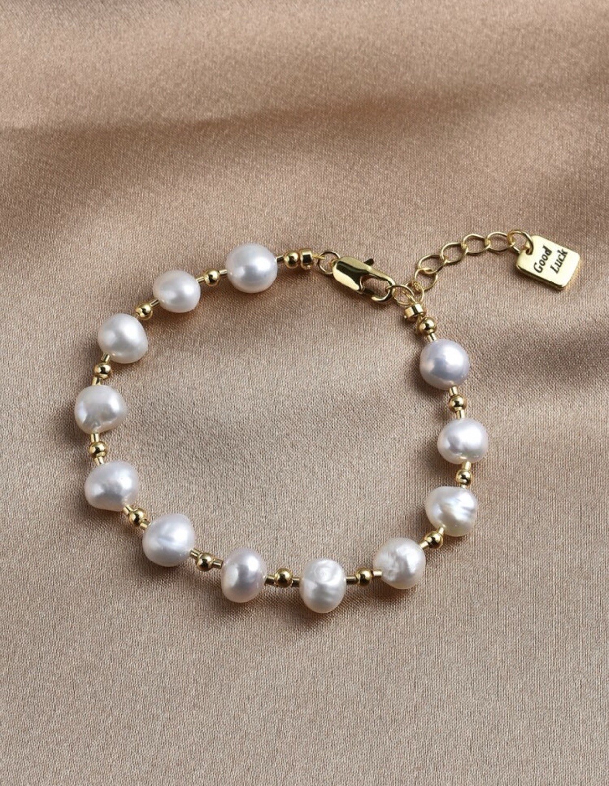 Bracelet femme en perles blanches chaîne dorée ajustable pour un style élégant au quotidien