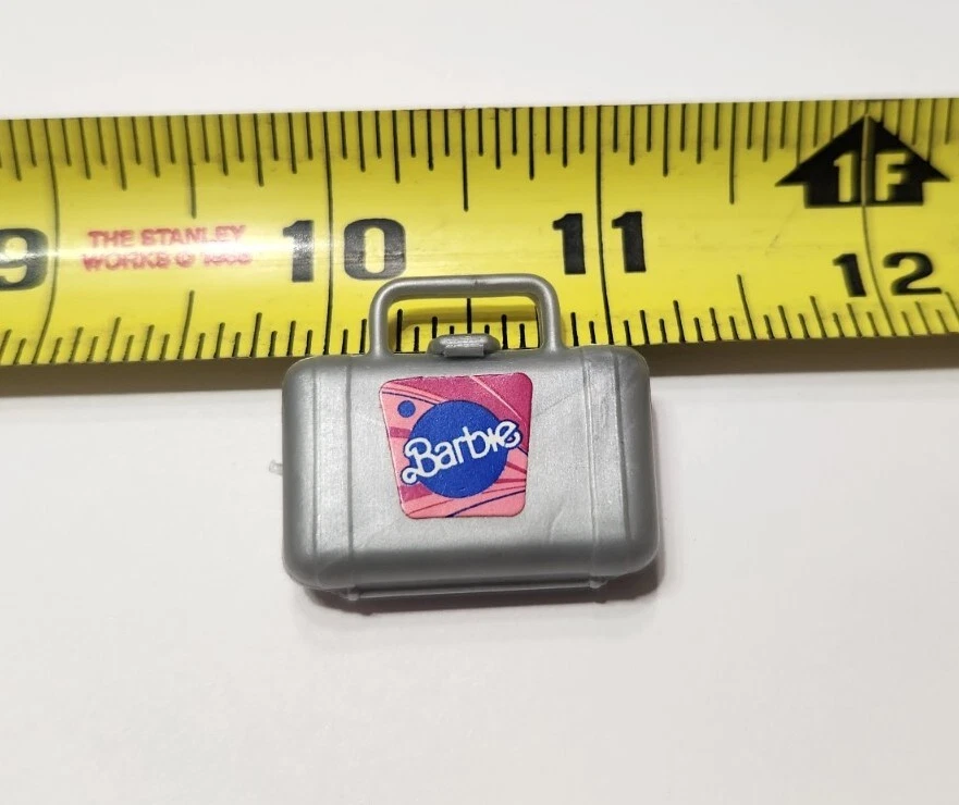 BARBIE DOLL ACCESSORIES SILVER SMALL SUITCASE TRAVEL CASE OPENS TOMMY KELLY - Image 3 of 3