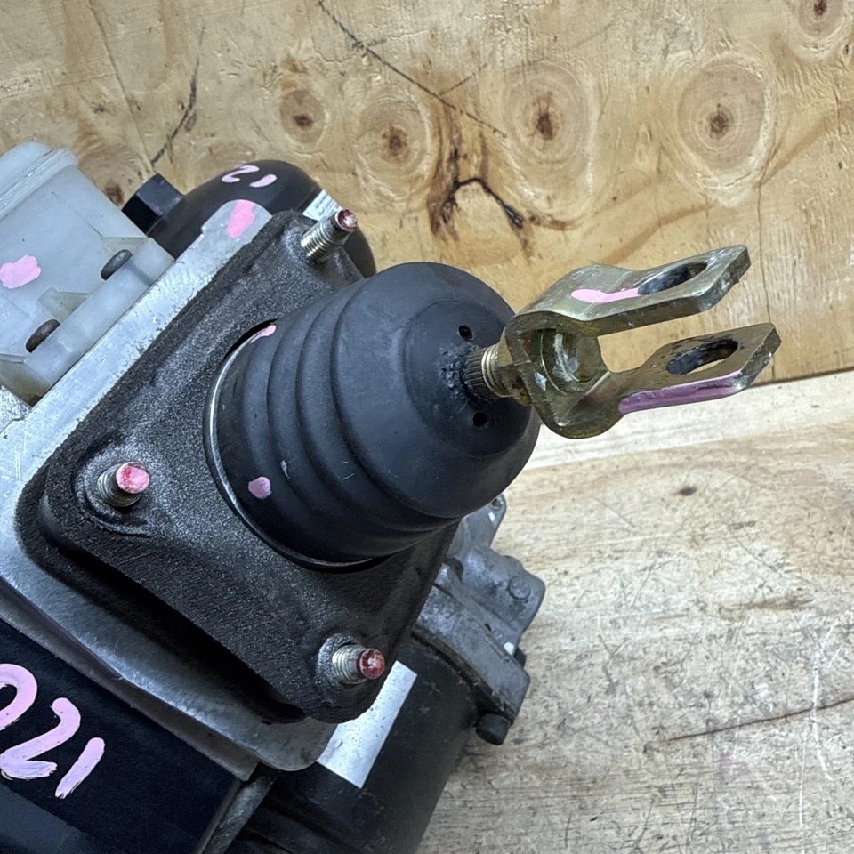 2001 2002 MITSUBISHI MONTERO ABS BRAKE BOOSTER MASTER CYLINDER PUMP OEM - Image 2 of 4