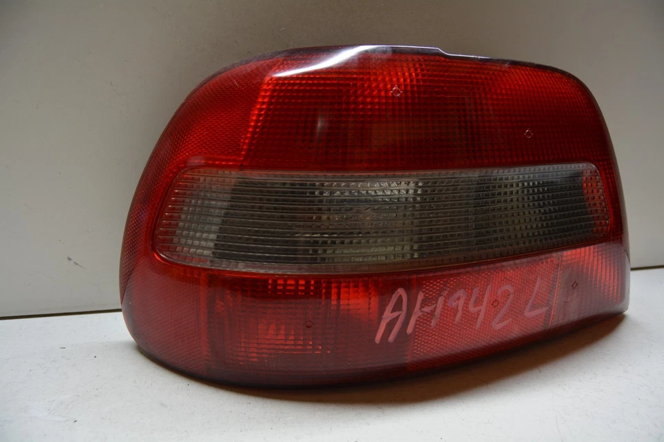 2000-2004 VOLVO 40 SERIES LEFT DRIVER SIDE TAIL LIGHT LAMP OEM, 166-59053 - Image 2 of 4