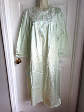 Miss Elaine Heavenly Bodies Nightgown sz S NWT Mint Green Embroidered Plush Back