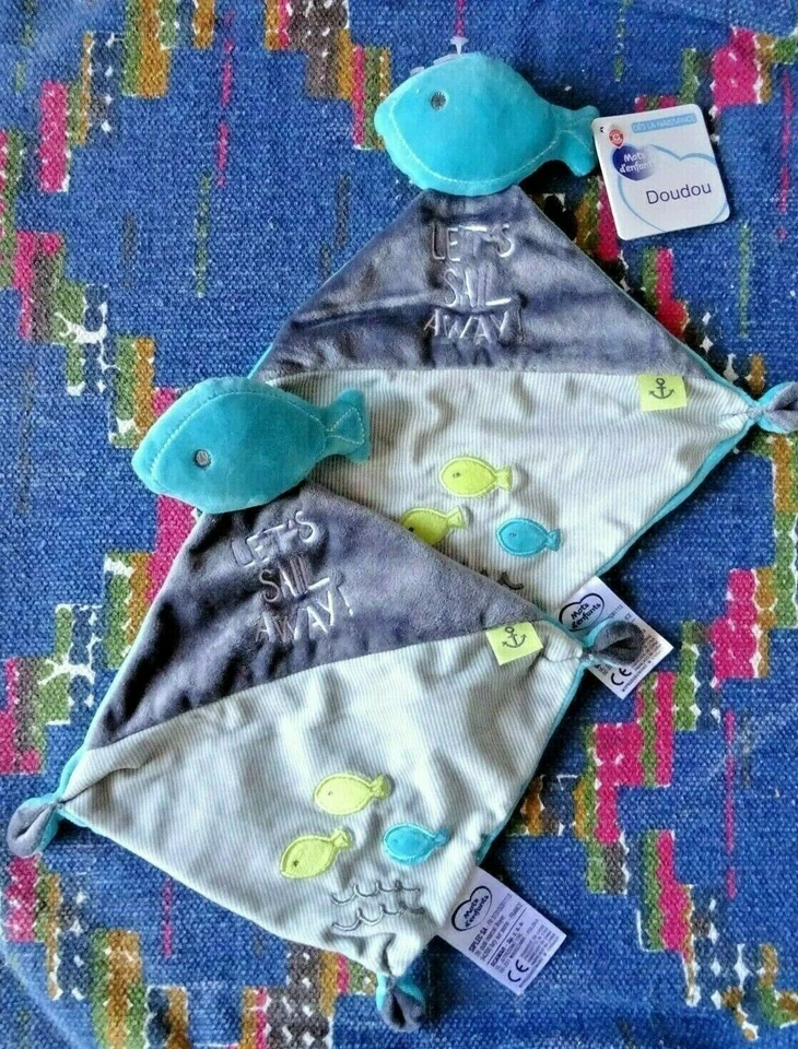 GN / LOT DE 2 DOUDOU PLAT MOTS D'ENFANTS POISSON LET'S SAIL AWAY BLEU GRIS NEUF - Photo 1/1