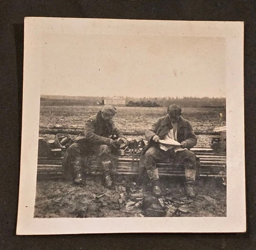 ARMY WEHRMACHT SOLDIERS EAT IN THE FIELD WW2 WWII German Military Wartime photo