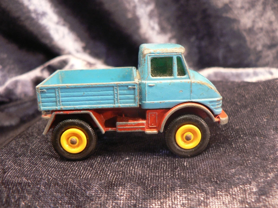 UNIMOG, Blau Rot, gelbe Felgen / schwarze Reifen MATCHBOX 1 - 75: Nr. 49, um1970 - Bild 3 von 4