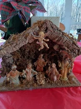 Vintage Nativity Wood Manger Scene Creche Made in Italy 7 Figurines & Musical