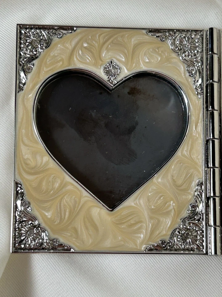 Marco de fotos con bisagras en forma de corazón Things Remembered con espejo esmalte crema Foto 3 de 4