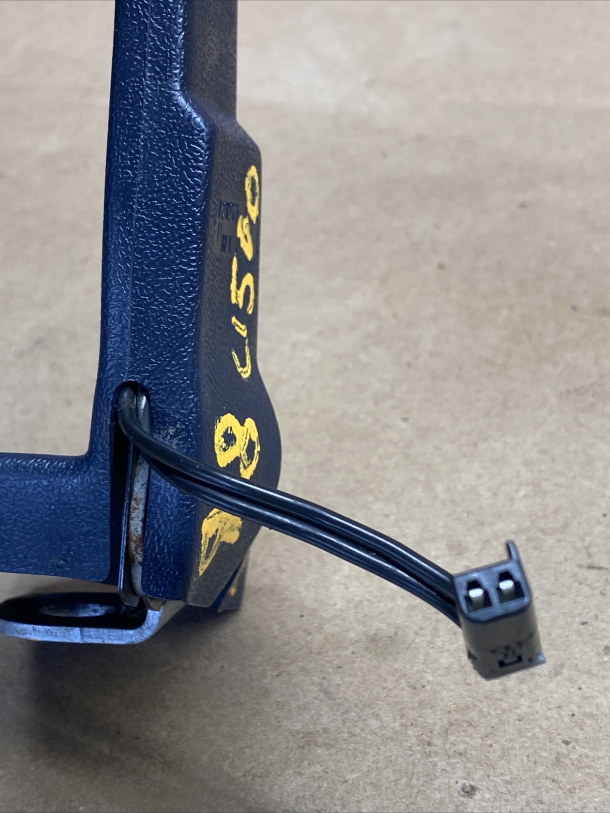 1998 CHEVROLET C1500 EXTENDED CAB LEFT BENDIX STYLE SEAT BELT RECEIVER