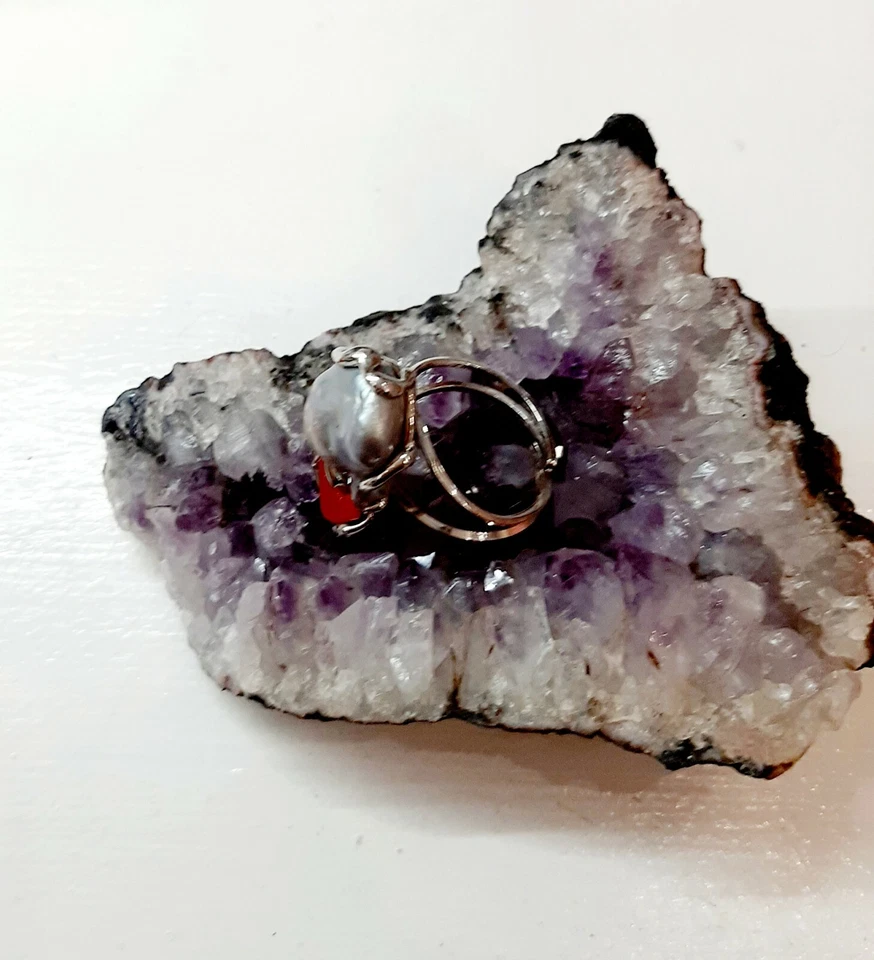 Anello in Argento 925 con Corallo Rosso Naturale e Perla Grigia regolabile - Immagine 3 di 4