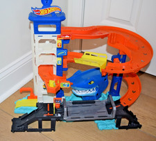 Hot Wheels Attacking Shark Escape Trackset
