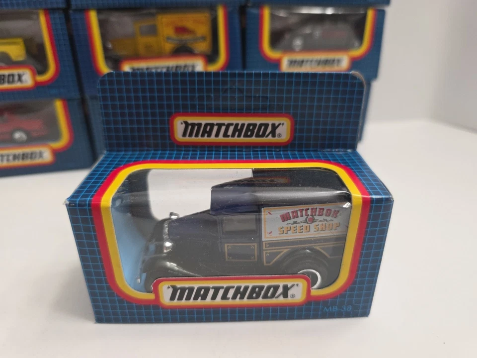 10 Matchbox Grid Blue Box FORD Vehicles Sealed With 1988 Catalog (ALL SEALED) - Image 3 of 4
