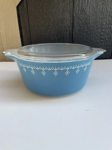 Pyrex 475-B 2 1/2 qt Blue Cinderella Garland With Lid, Printed 475-C22